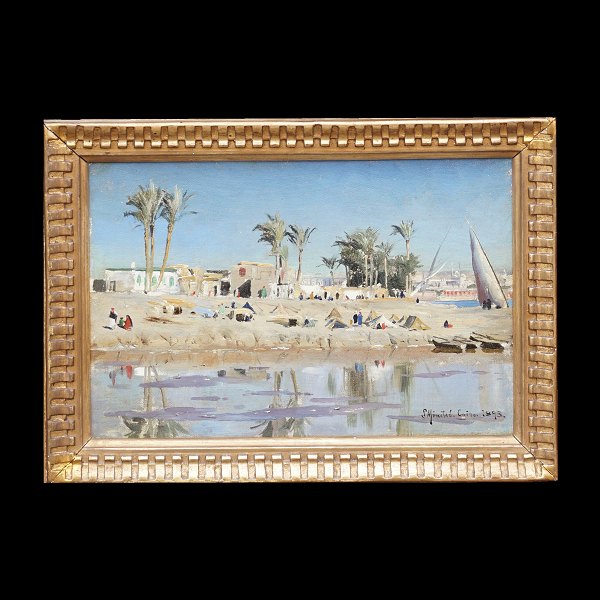 Peder Mønsted, 1859-1941, olie på lærred: "Beduinlejr ved bredden af Nilen". 
Signeret og dateret Cairo 1896. I original plysramme, der kan afmonteres. 
Lysmål: 19x29cm. Med ramme: 42x52cm