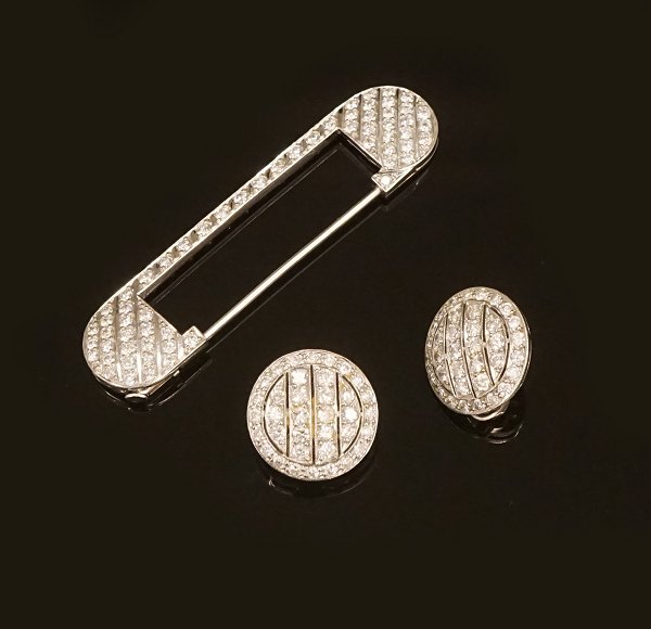 Set of brooch and two earclips. Platin and diamonds. Brooch L: 6cm