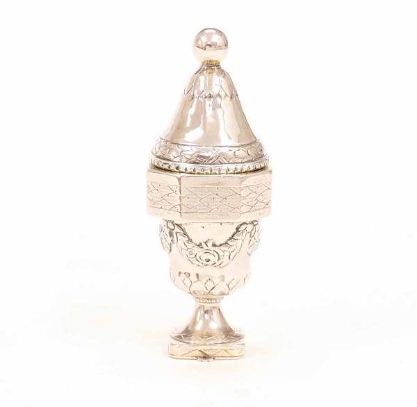 Martin Hinrich Petersen, 1784-1824, Haderslev, Denmark: A silver vinaigrette. 
Stamped. H: 9,5cm