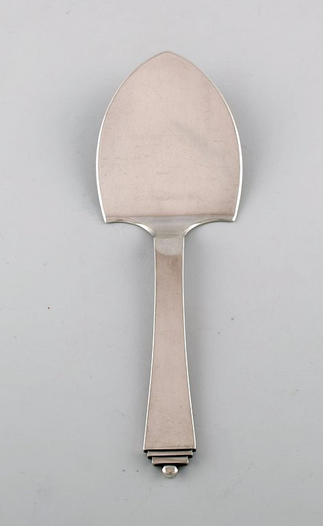 Sjælden og tidlig Georg Jensen "Pyramide" serveringsspade i helsølv. Dateret 
1915-30.