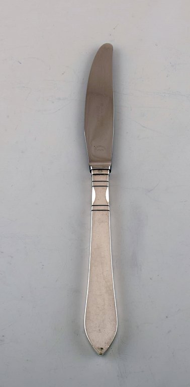 Georg Jensen Continental (Antik) hammerslået middagskniv i sterlingsølv og 
rustfrit stål. 10 stk på lager.
