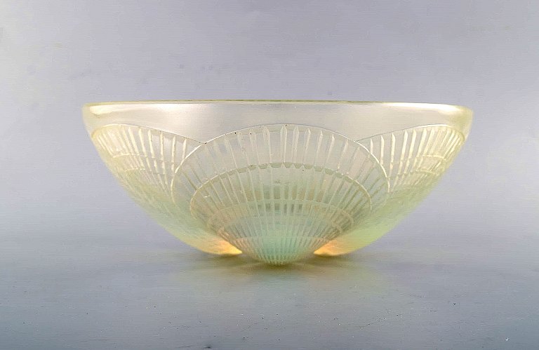 Tidlig René Lalique "Coquilles" skål i kunstglas dekoreret med muslingeskaller. 
Dateret før 1945.