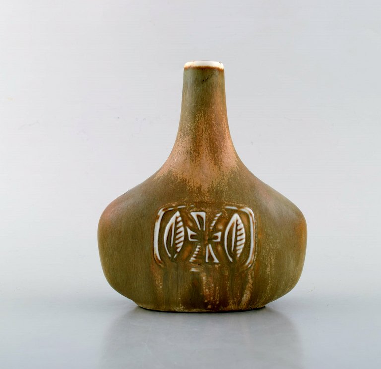 Gunnar Nylund for Rörstrand. Vase i glaseret stentøj med bladværk i relief. 
1960