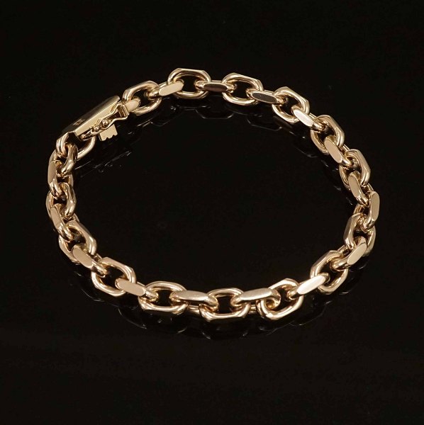 K. Laursen, Randers, Denmark: A 8kt gold anchor bracelet. L: 20,5cm. W: 27gr