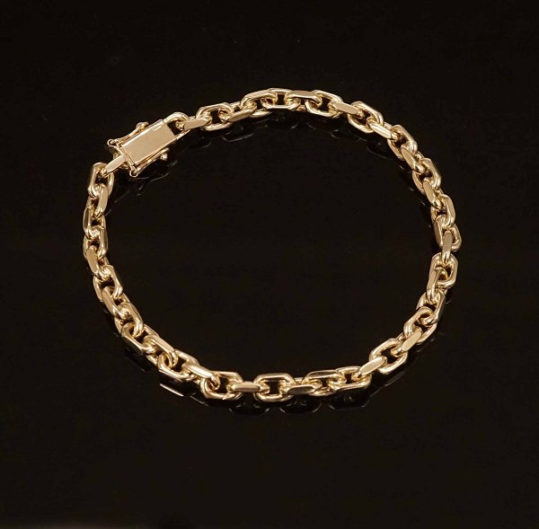 Hermann Siersbøl, Denmark: A 8kt gold anchor bracelet. L: 19,5cm. W: 14,5gr