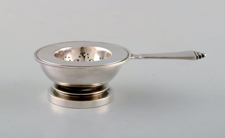 Harald Nielsen for Georg Jensen. Sjælden tesi i sterlingsølv. Dateret 1945-51.