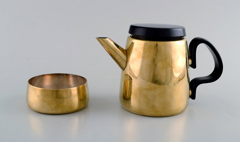 Henning Koppel (1918-81) for Georg Jensen, design 7002.
Kaffekande og sukkerskål i messing.