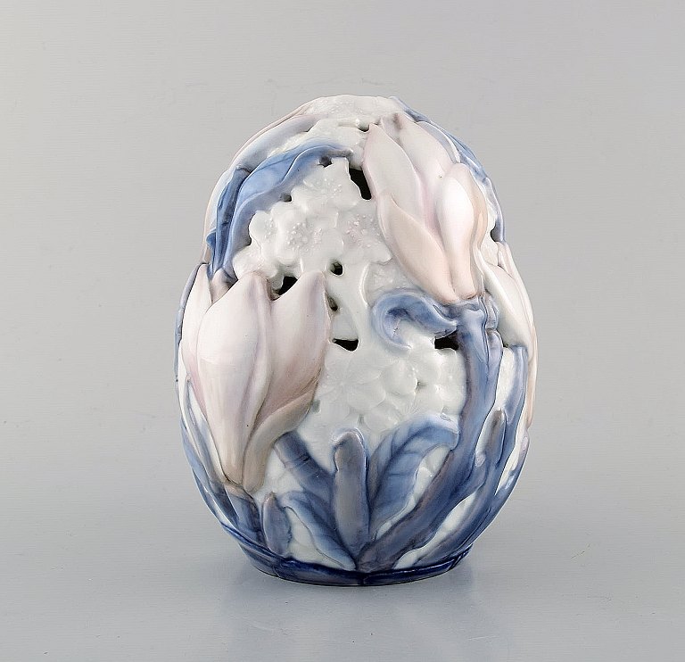 Jo Hahn Locher (1876-1960) for Bing & Grøndahl / Bing & Grondahl.. Early art 
nouveau vase in pierced porcelain with floral motif. Museum quality, late 19th 
century.