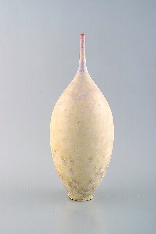 Isak Isaksson, svensk keramiker. Stor smalhalset unika vase i glaseret keramik. 
Smuk krystalglasur. Eget værksted, ca 2010. Samtidskeramik i høj kvalitet.
