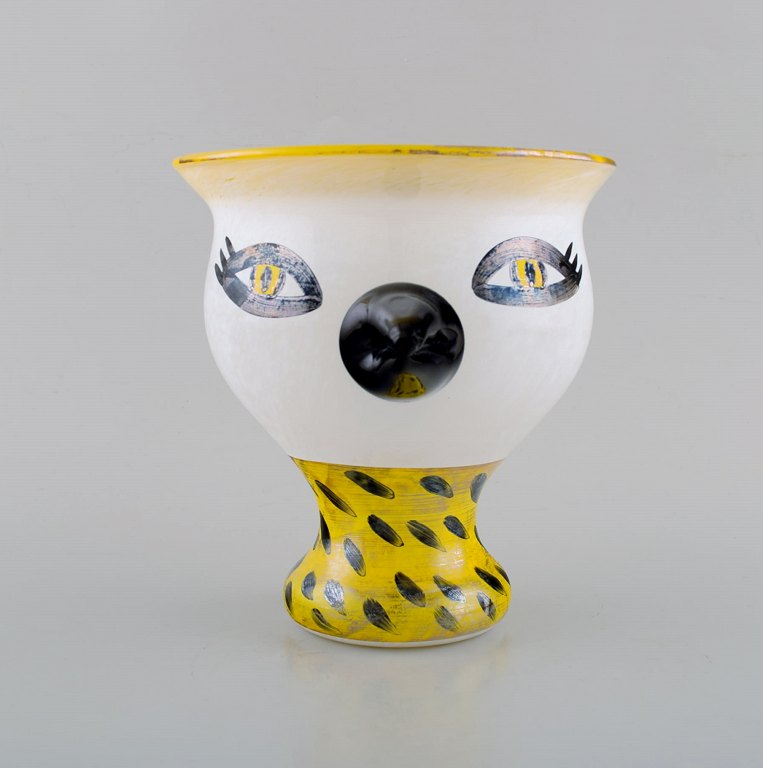 Ulrica Hydman Vallien for Kosta Boda. Unika vase med ansigt i mundblæst 
kunstglas. 1980