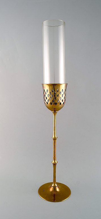 Bjørn Wiinblad (1918-2006). Høj "Hurricane" stage af messing med blåtonet glas. 
1970