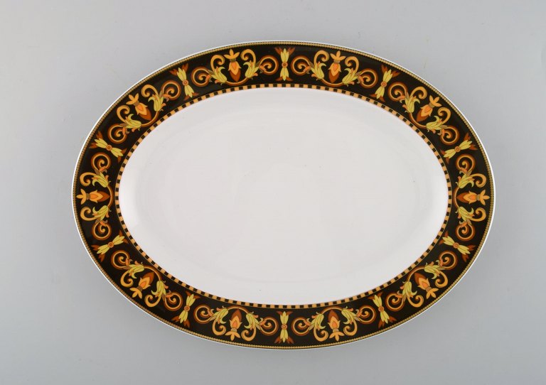 Gianni Versace for Rosenthal. Ovalt "Barocco" fad i porcelæn med gulddekoration. 
Sent 1900-tallet. 
