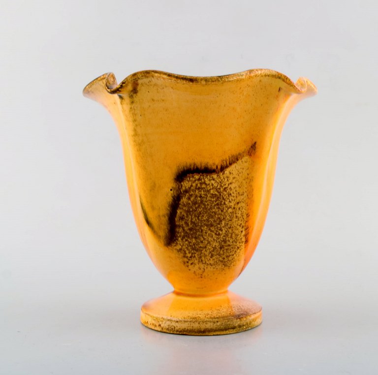 Svend Hammershøi for Kähler, HAK. Vase i glaseret stentøj. Smuk gul uranglasur. 
1930/40