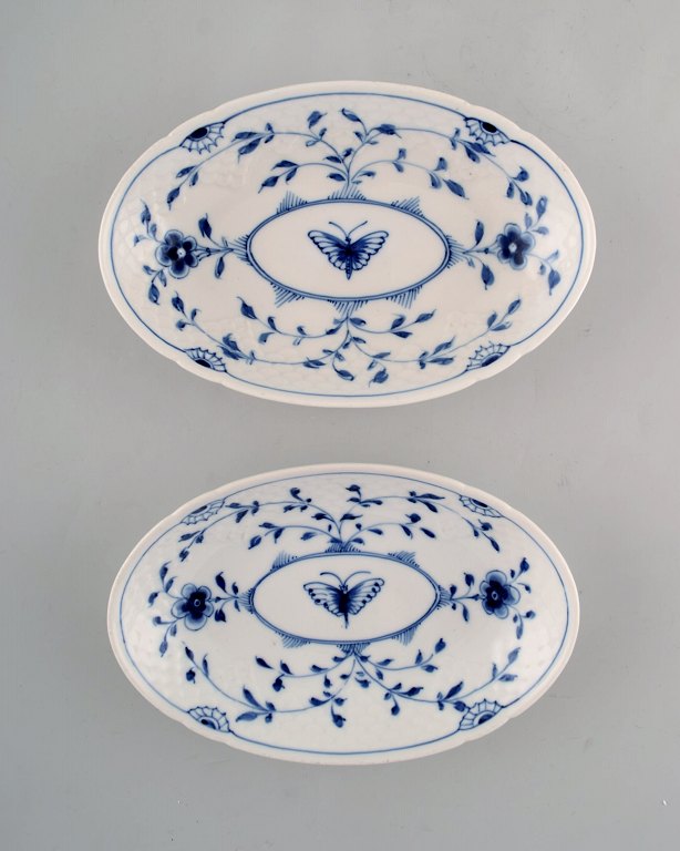 Bing & Grøndahl / B&G, "Sommerfugl". To tidlige ovale fade i håndmalet porcelæn. 
Tidligt 1900-tallet. 
