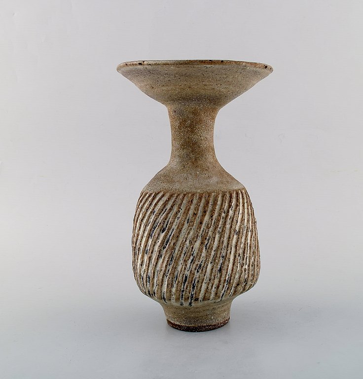 Lucie Rie (b. 1902, 1995), Austrian-born British potter. Large modernist unique 
vase in glazed ceramics / stoneware. Beautiful glaze in bright earth shades. 
Fluted body. Trumpet shaped mouth. Own workshop, ca. 1970.
