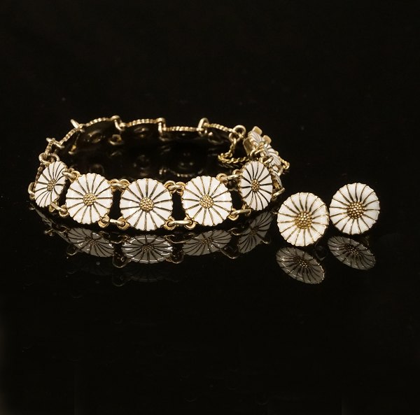 A set of bracelet and earrings, sterlingsilver, "Daisy". Made in Denmark. 
Bracelet: L ca. 18cm. Earrings: D: 11mm