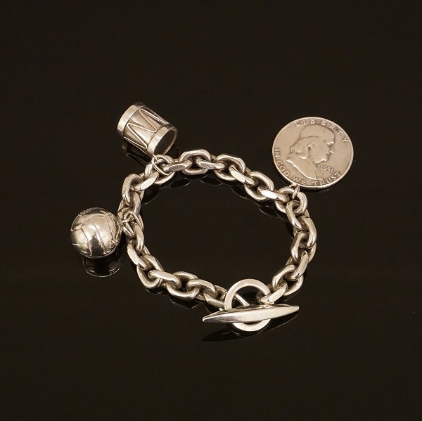 A sterlingsilver anchor bracelet with charms. L: 21cm