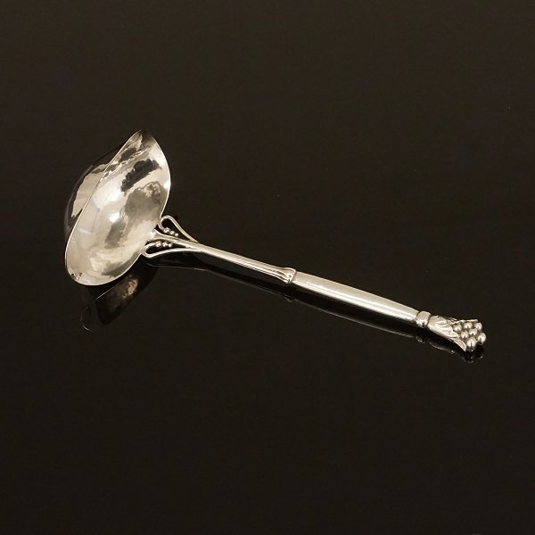 An early Georg Jensen silver sauce spoon dated 1925. L: 19,5cm