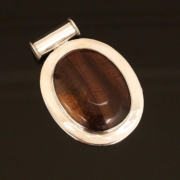 A large sterlingsilver pendant. Size: 7,6x5,1cm