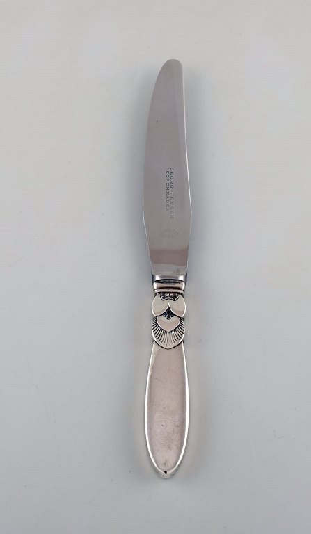 Georg Jensen "Kaktus" middagskniv i sterlingsølv og rustfrit stål. Dateret 
1915-30. 
