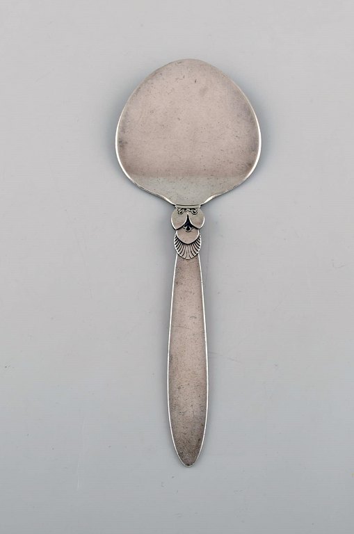 Tidlig Georg Jensen "Kaktus" serveringsspade i sterlingsølv. Dateret 1933-44. 
