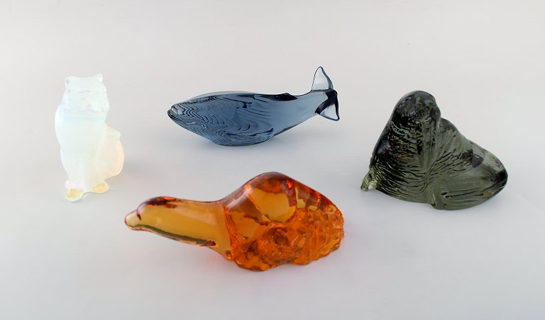 Paul Hoff for Svenskt glas. Fire figurer i form af blåhval, hvalros, sæl og 
sneræv. udført i kunstglas. WWF. Midt 1900-tallet.
