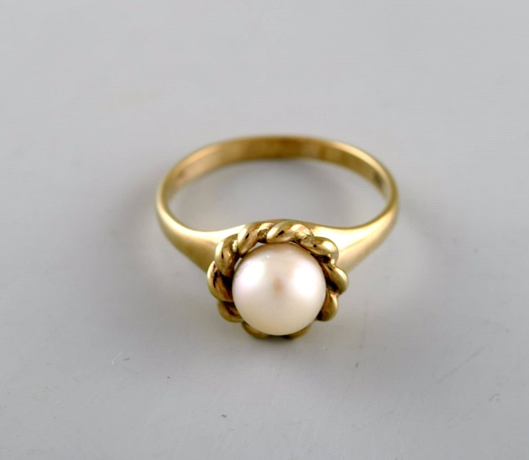 Scandinavian jeweler. 8 carat gold ring adorned with cultured pearl. 1930 / 
40