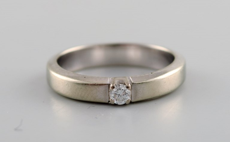 Dansk guldsmed. Ring i 14 karat hvidguld med en brillant på 0.10 ct. Midt 
1900-tallet.
