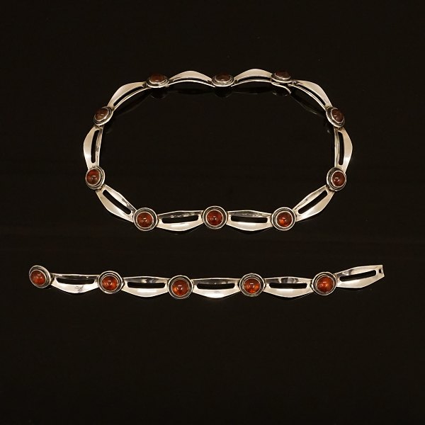 N. E. From, Denmark: Set of sterlingsilver necklace and bracelet with amber. 
Necklace L: 38cm. Bracelet L: 19cm