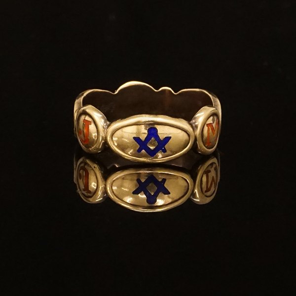 Valdemar Aage Lind, Horsens, Denmark: A 14kt gold freemason ring. Ringsize: 60