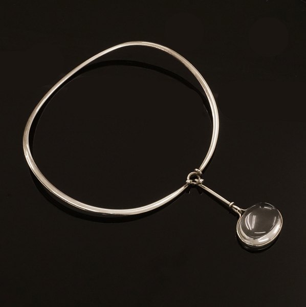 Vivanne Torun Bülow-Hübe for Georg Jensen: Halsring i sterlingsølv. Vedhæng 
prydet med bjergkrystal, "Dew Drop". Design fra år 1955