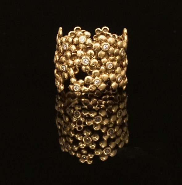 A 14kt gold ring with diamonds made by Ole Lynggaard, Denmark. Ringsize: 55