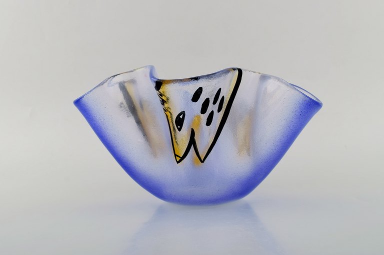 Ulrica Hydman Vallien for Kosta Boda. Skål i mundblæst kunstglas med 
fiskemotiver. Svensk design, 1980