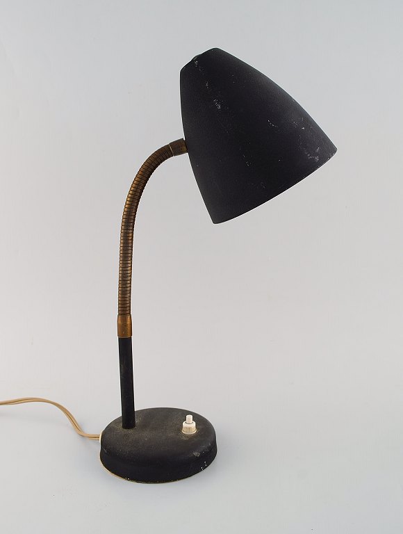 Justerbar retro bordlampe i original sort med afbryder på foden.   1960