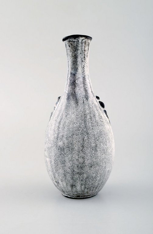 Svend Hammershøi for Kähler, HAK. Vase i glaseret stentøj. Smuk gråsort 
dobbeltglasur. 1930/40