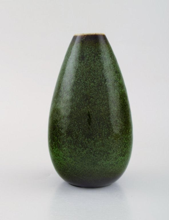 Carl-Harry Stålhane for Rörstrand. Vase med i glaseret stentøj. Smuk glasur i 
lyse grønne nuancer. 1960