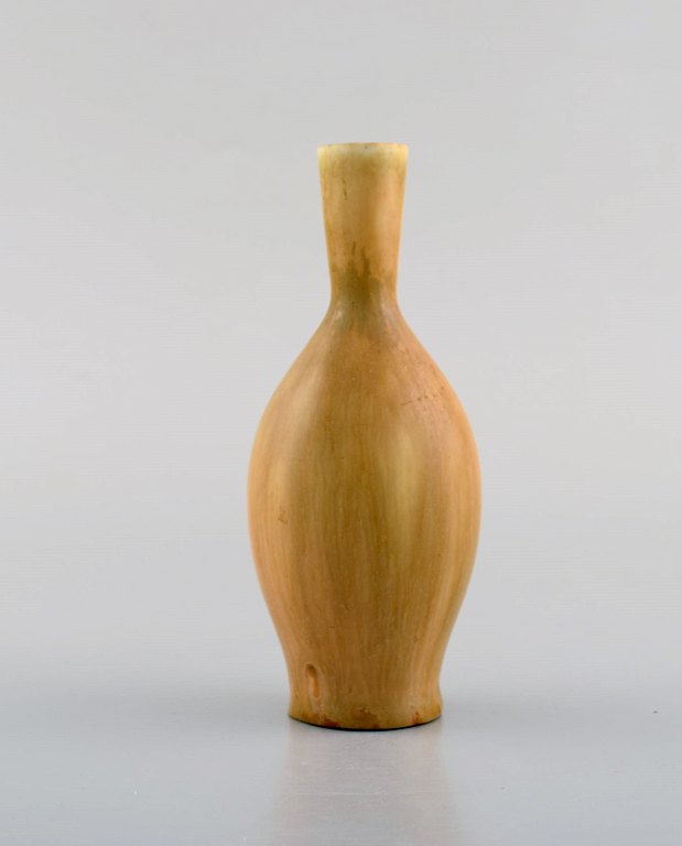 Carl-Harry Stålhane for Rörstrand. Vase med i glaseret stentøj. Smuk glasur i 
lyse jord nuancer. 1960