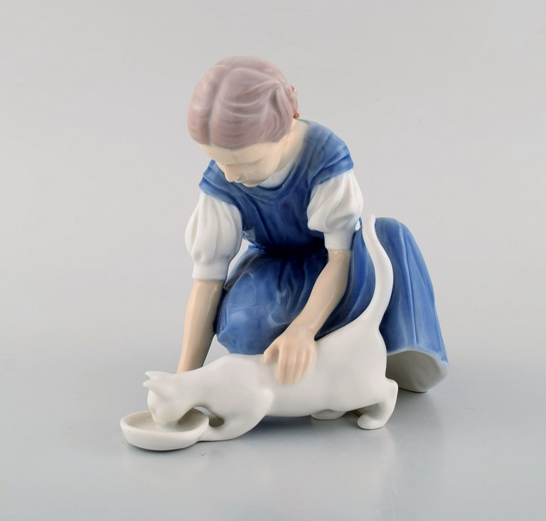 Bing & Grøndahl porcelænsfigur. Pige med kat. 1920/30