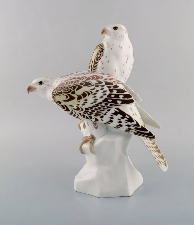 Meissen, Tyskland. Stor figur med to falke i håndmalet porcelæn efter design af 
Max Hermann Fritz, ca. 1908. Modelnummer: 185.
