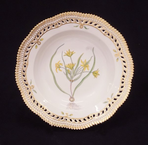 A large Royal Copenhagen Flora Danica soup plate. #20/3547. D: 24cm