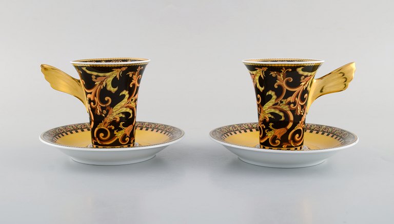 Gianni Versace for Rosenthal. Two Barocco coffee cups with saucers in porcelain 
with gold decoration. Late 20th century.
