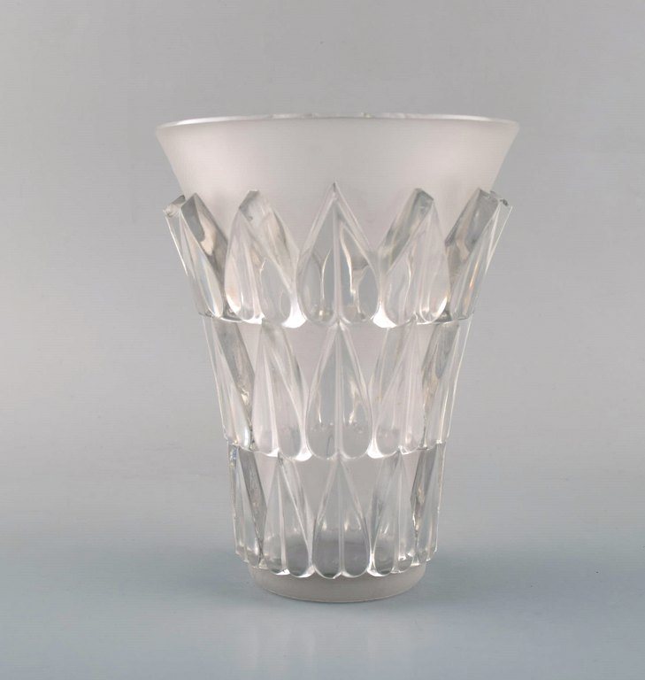 Tidlig René Lalique "Feuilles" vase i kunstglas med blade i relief. Ca. 1934.
