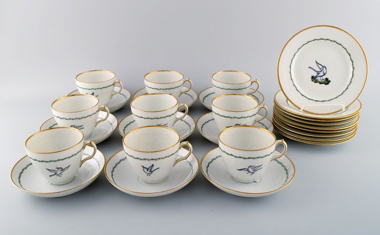 Royal Copenhagen kaffeservice til ni personer i håndmalet porcelæn med 
fuglemotiver og gulddekoration. Tidligt 1900-tallet. 
