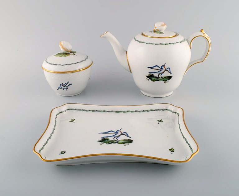 Royal Copenhagen tekande, sukkerskål og bakke i håndmalet porcelæn med 
fuglemotiver og gulddekoration. Tidligt 1900-tallet. 
