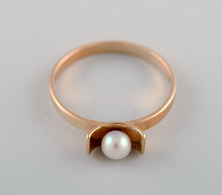 Viggo Wollny, København (1921-73). Vintage art deco ring i 14 karat guld prydet 
med kulturperle. 1930/40