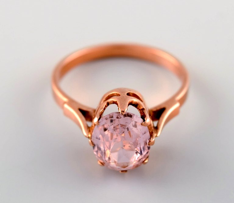 Vintage art deco ring i 14 karat guld prydet med stor pink halvædelsten. 
1940