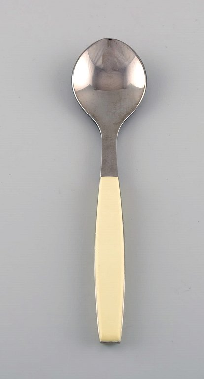 Henning Koppel for Georg Jensen. Strata teske i rustfrit stål og cremefarvet 
plast. 1960/70