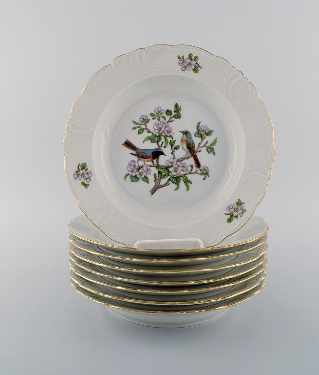 8 Royal Copenhagen "Forår" dybe tallerkener i porcelæn med motiver af fugle og 
bladværk. 1980