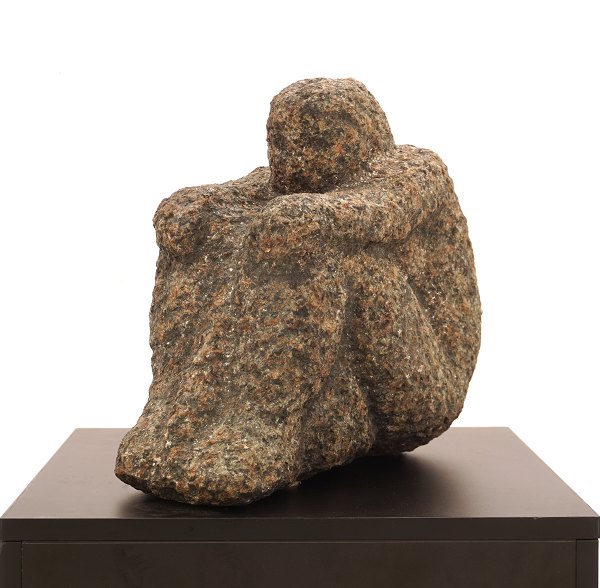 Otto P. skulptur af granit. Fremstillet af Otto Pedersen, Odense, 1902-95, og 
erhvervet direkte af kunstneren. Har således aldrig været i handlen. H: 31cm. L: 
35cm