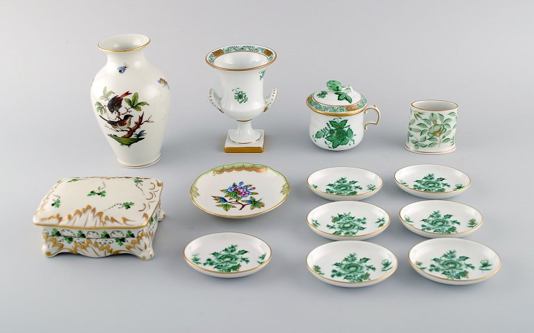 En samling Herend porcelæn. Midt 1900-tallet.
